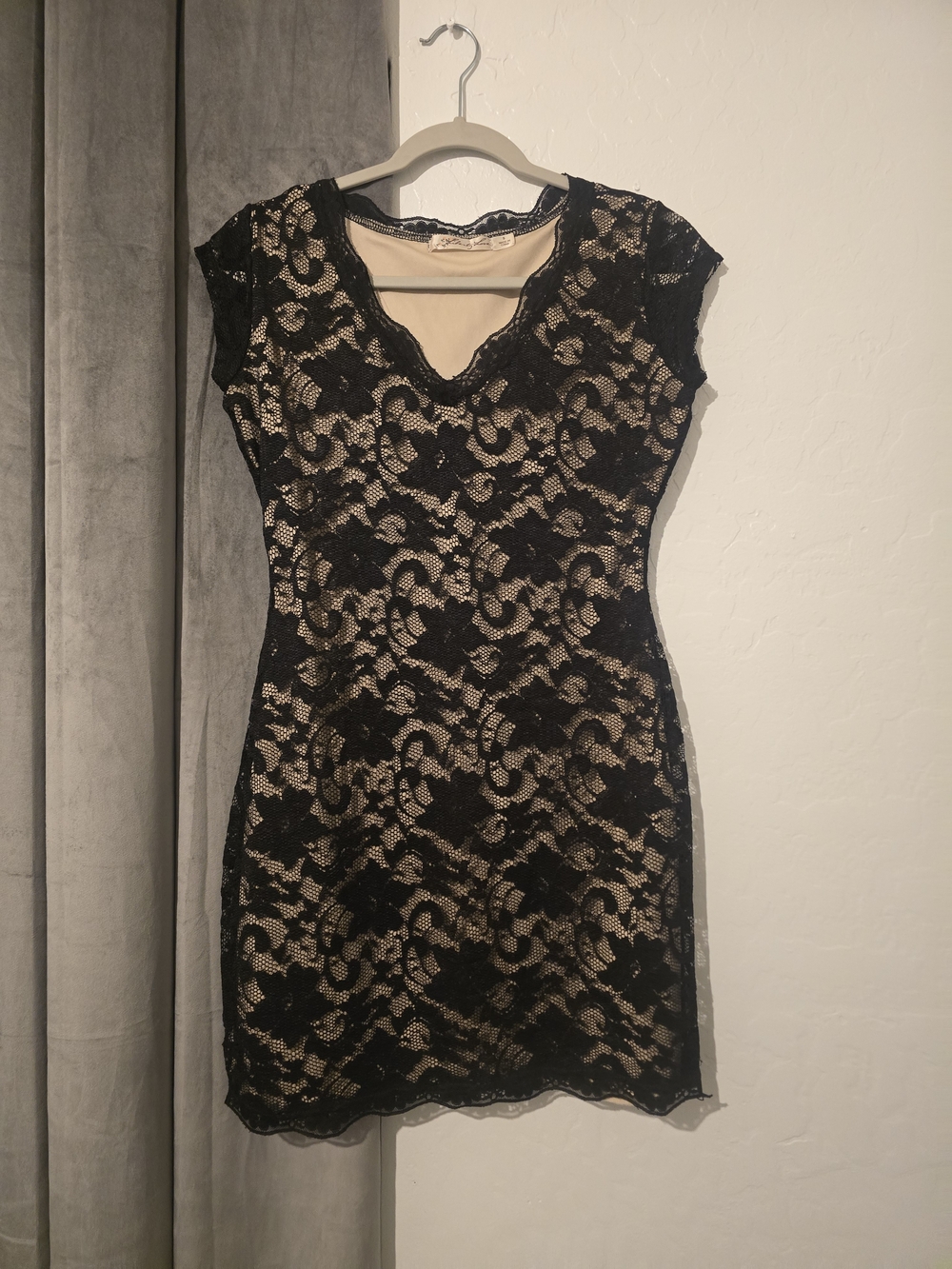 Sweet Pea Floral Lace Mini Dress in Black & Beige Size Small